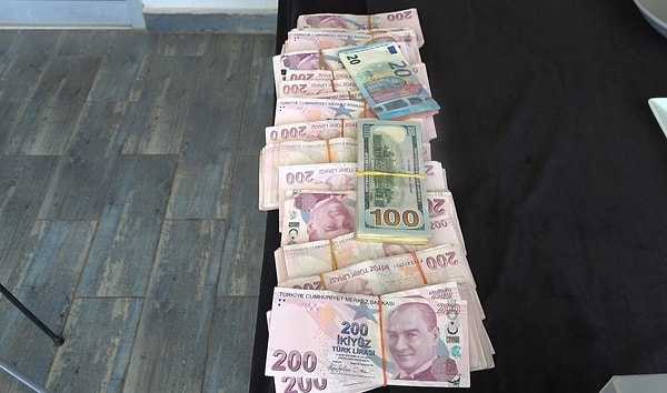 Mustafa Hamkar’ın kıl payı kaçırdığı 700 bin TL'lik ödül için ise 70 dakikada 500 çöp şişi mideye indirmek gerekiyor.