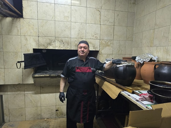 17 yıllık keşkek ustası İsmail Aydoğmuş ise geleneği yaşatmanın gururunu yaşadıklarını belirterek, "Doğal ve sabır isteyen bir süreç ama sonuca değiyor" dedi.