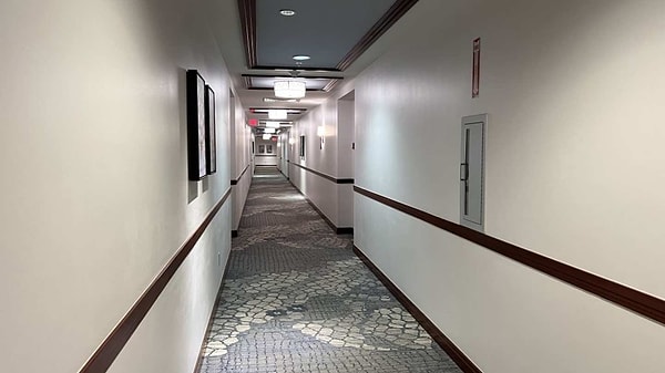 Aynı kapıların tekrar ettiği, sessizliğin hakim olduğu koridorlar herkeste aynı etkiyi yaratmıyor