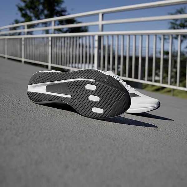 Ayakta ağırlık hissi yaratmayan hafif tasarımı sayesinde hem koşuda hem günlük kullanımda konfor sunuyor.