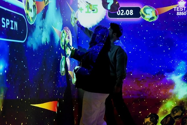 Kısacası burası…  Oyun değil, spor değil, teknoloji değil hepsinin birleşimi.