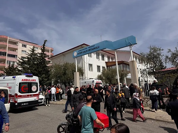 Onikişubat ilçesindeki Ayser Çalık Ortaokulu'nda önceki gün biri öğretmen 9 kişinin yaşamını yitirdiği, 13 kişinin yaralandığı silahlı saldırı esnasında saklandığı sıranın altında arkadaşının kendisine siper olduğu Çam, sınıfın penceresinden atlaması sonucu ayağından yaralandı.