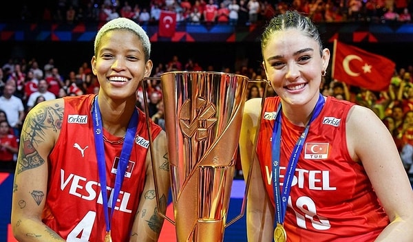 Türk voleybolunun iki parlayan yıldızı Melissa Vargas ve Zehra Güneş, bugüne kadar sahadaki uyumlarının yanı sıra yedikleri içtikleri ayrı gitmeyen yakın dostluklarıyla da herkesin beğenisini topluyordu.