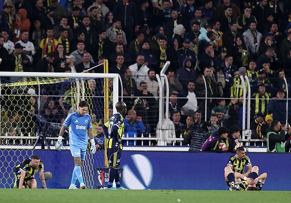 Fenerbahçe'nin Nisan ayındaki benzer performansları taraftarı da isyan ettirdi: