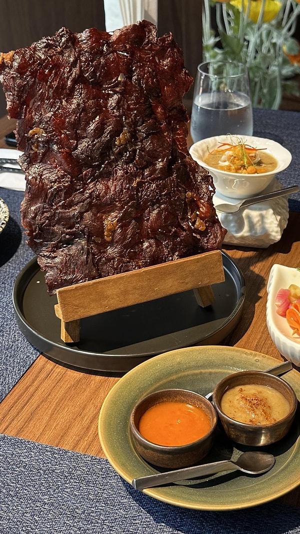 2. Şövale üzerinde çıtır biftek