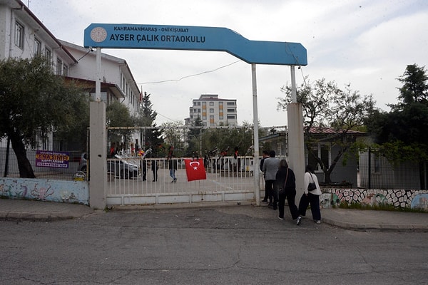 "Olaya sebep olan şey idari boşluk olabilir. Okulun bel kemiği olan 5 kişiyi apar topar görevlerinden aldılar."