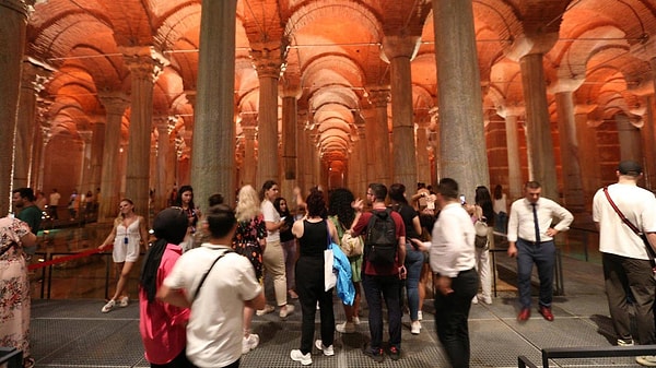 İBB'den yapılan açıklamaya göre Cumartesi günü 20 bin kişi ziyarette bulundu.