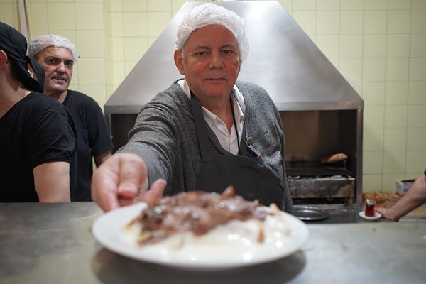 Babasının yanında 15 yaşında komi olarak işe başlayan ve 49 yıldır omuz omuza çalışan Metin Oğur, babasının hâlâ ilk günkü disipline sahip olduğunu belirtiyor.