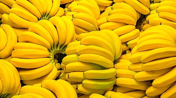 7. 🍌 Muz — Kabuk Kararır, İçi Bozulur