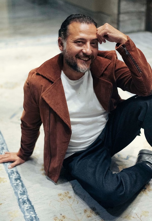 Geçtiğimiz saatlerde verdiği röportajla gündeme gelen Yiğit Özşener, özellikle “yokluk” üzerine yaptığı açıklamalarla dikkat çekti.