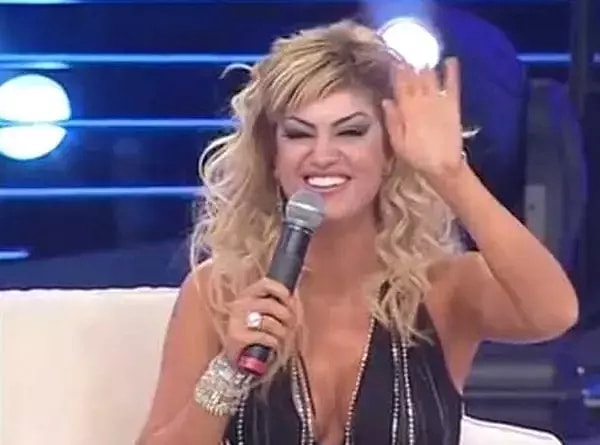 2000’lerin başında ekranlara damga vuran Popstar Türkiye yarışmasıyla hayatımıza giren Popstar Mehtap, o dönem sadece sesiyle değil tavırları ve kendine has tarzıyla da adından söz ettirmişti.