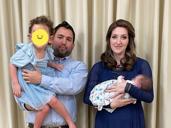 Hastane koridorunda eşinden gelecek iyi bir haberi bekleyen Theodore Abrahams, doktorlardan eşinin kalbinin iki kez durduğu bilgisini aldı.