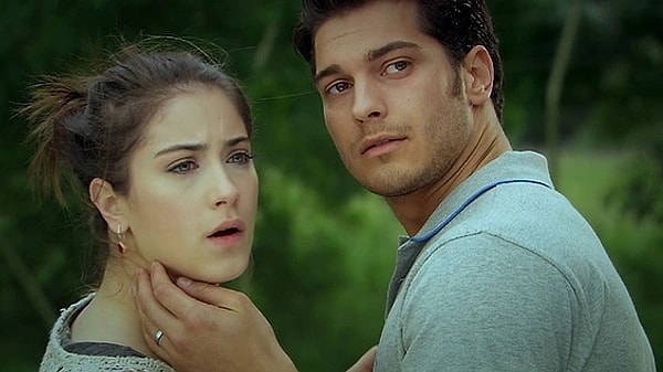 "Adını Feriha Koydum", a renowned TV series of its time starring Hazal Kaya and Çağatay Ulusoy, became a hot topic on social media due to the set photos that were shared.