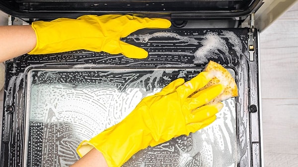 Fırındaki yanmış yağ kalıntılarını tıraş köpüğüyle temizledi, sonuç görenleri şaşırttı