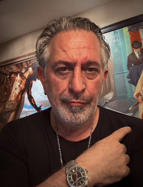 Stand-up gösterileri, sinema filmleri ve kendine has üslubuyla yıllardır Türkiye’nin en çok konuşulan isimlerinden biri olan Cem Yılmaz, kariyeri boyunca hem güldüren hem düşündüren işleriyle geniş bir hayran kitlesi edindi.