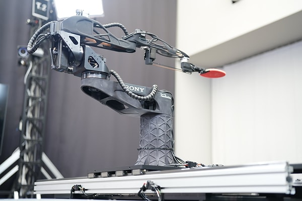 Üçüncü ve belki de en kritik unsur ise yüksek hızlı robotik donanım.