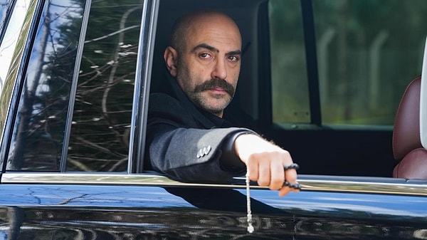 According to the news by Birsen Altuntaş, Erol Babaoğlu, who portrays Ölü Yaşar, is parting ways with the cast of Eşref Rüya.