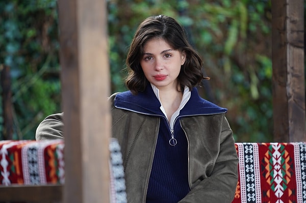 Taşacak Bu Deniz dizisinin sevilen oyuncusu Zeynep Atılgan, internet ortamında kendisine yönelik yapılan hakaret içerikli paylaşımlar nedeniyle resmi bir yargı süreci başlattığını duyurdu.