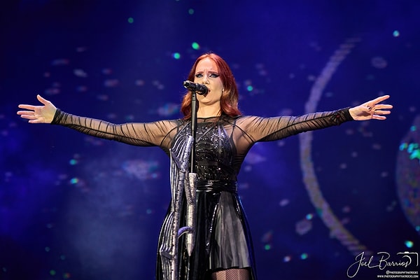 4. Simone Simons hangi grupla tanınır?