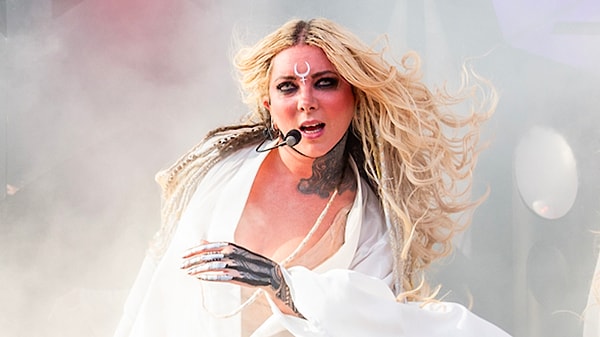 8. Maria Brink hangi grupla tanınır?