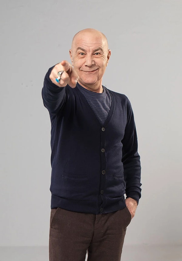 Mazhar Alanson, Türk pop müziğinin en köklü gruplarından biri olan MFÖ’nün (Mazhar-Fuat-Özkan) kurucu üyelerinden biri olarak geniş kitlelere ulaştı.