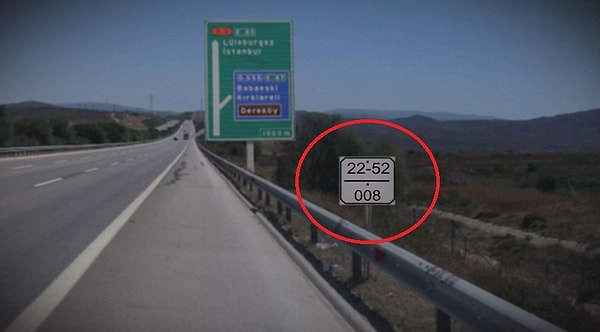 Yol kenarındaki rakamlı beyaz tabelalar aslında konum bildirimi için yerleştiriliyor