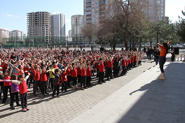 Okula giriş-çıkışlar tek kapıdan sağlanacak.