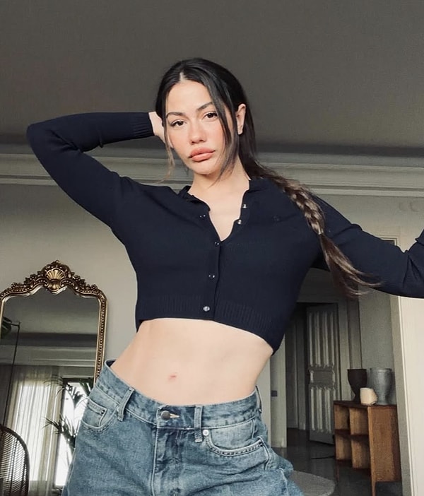 Son yılların en popüler oyuncularından biri olan Demet Özdemir, hem Türkiye’de hem de yurt dışında geniş bir hayran kitlesine sahip.