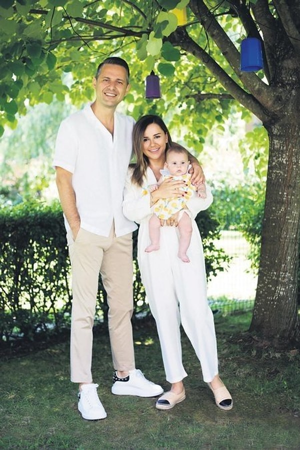 Türk pop müziğinin en sevilen kadın vokallerinden biri olan Merve Özbey, özellikle “Duman”, “Helal Ettim”, “Geçsin Yıllar” gibi hit şarkılarıyla geniş bir dinleyici kitlesine ulaştı.