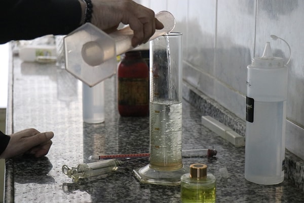 Klasik kolonya anlayışını yıkarak içine E vitamini ekleyen ve cildi yumuşatan bir formül geliştiren Kılıç, bugüne kadar 3 milyona yakın ürün sattıklarını belirtti.