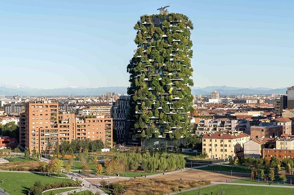 2007 yılında Dubai’deki cam ve metal kulelerin yaydığı ısıyı gören Stefano Boeri’nin aklına radikal bir fikir geldi: "Ya binalar camla değil, yapraklarla kaplı olsaydı?"