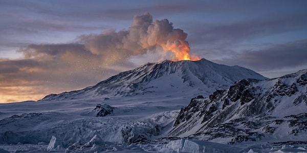 Volkanik gazların buzları eritmesiyle oluşan mağaralar gizemli bir ekosistemi barındırıyor