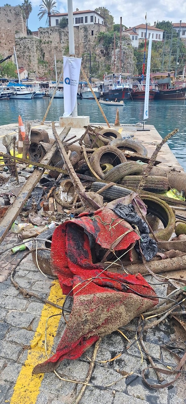 Operasyonun sonunda Kaleiçi Yat Limanı'ndan yaklaşık 5 ton atık temizlendi.
