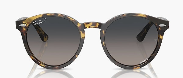 Ray-Ban Güneş Gözlüğü, annenizin yüz hatlarına estetik ve koruyucu bir dokunuş yapıyor.