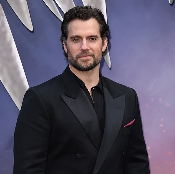 Henry Cavill denince akla ilk gelen şeylerden biri şüphesiz karizması ve “kusursuza yakın” görünümü.