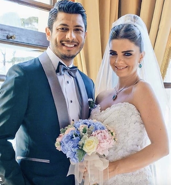 Ve sonunda beklenen açıklama geldi. Pelin Karahan ile Bedri Güntay, 28 Nisan 2026’da yaptıkları ortak duyuruyla evliliklerini anlaşmalı olarak sonlandırdıklarını açıkladı.