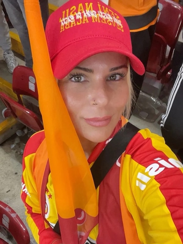 However, the most striking commentary came from Pelin Öztekin.