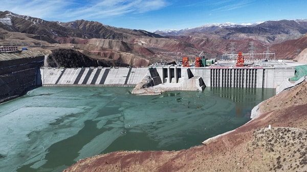 Maerdang’ı dünyadaki benzerlerinden ayıran en büyük özellik, tek başına bir santral olmaktan ziyade devasa bir "hibrit ekosistemin" merkezi olması.
