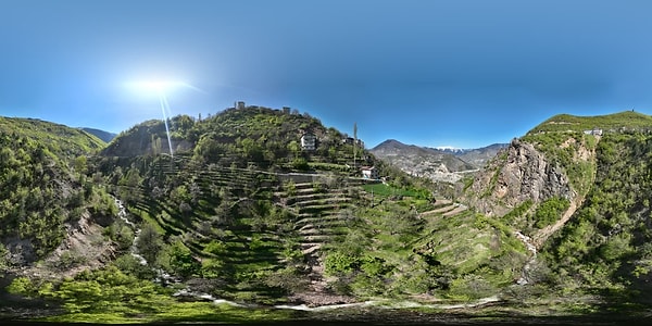 Tamamen insan gücüyle, taşların tek tek üst üste konulmasıyla oluşturulan istinat duvarları, dik yamaçta düz ve verimli tarım alanları yarattı.