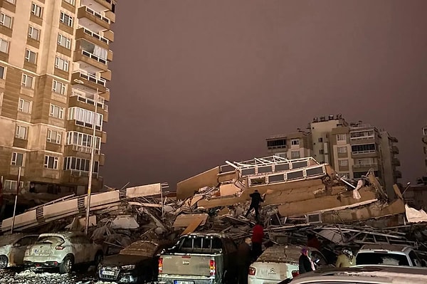 6 Şubat depremlerinde 115 kişiye mezar olan Penta Park Sitesi'nin müteahhidi Özcan Çakmak tahliye edildi.