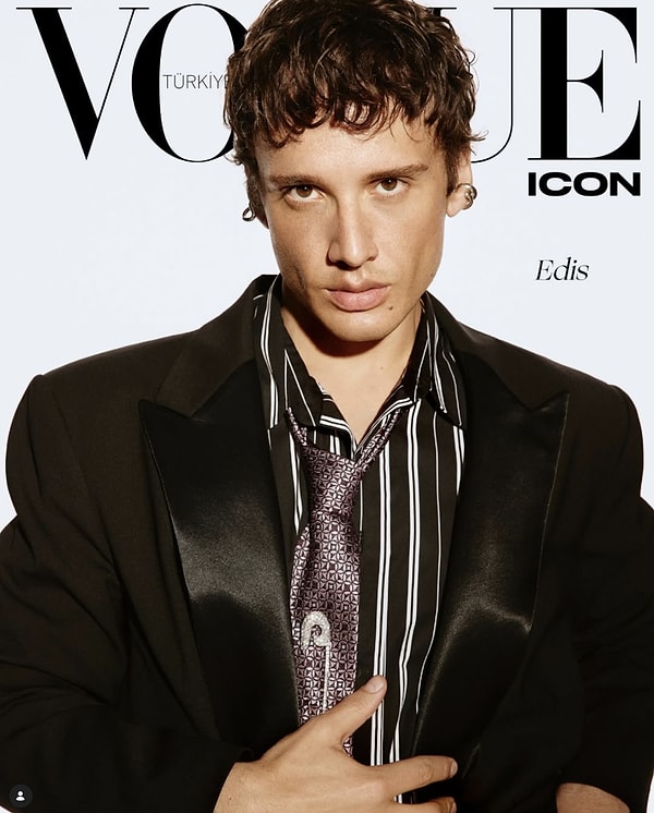Türk pop müziğinin son yıllardaki en parlak yıldızlarından biri olan Edis, çıkardığı hit şarkılarla listeleri altüst ederken sahne performanslarıyla da adeta şov yapıyor.