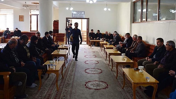 Bir de cenaze evleri vardır. Kapı yine açılır, yine bir şişe uzatılır sana.