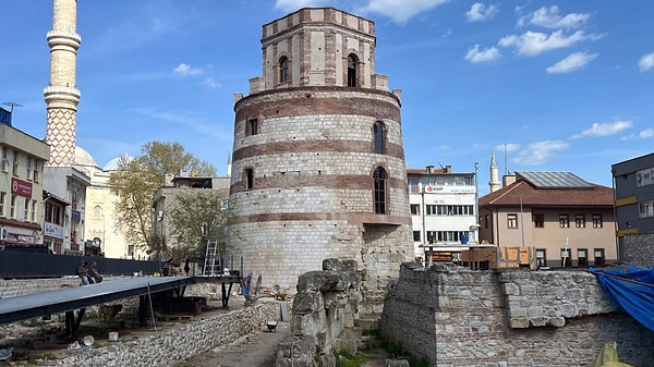 Restorasyon süreciyle eş zamanlı yürütülen kazılar bölgenin çok katmanlı yapısını gün yüzüne çıkarıyor