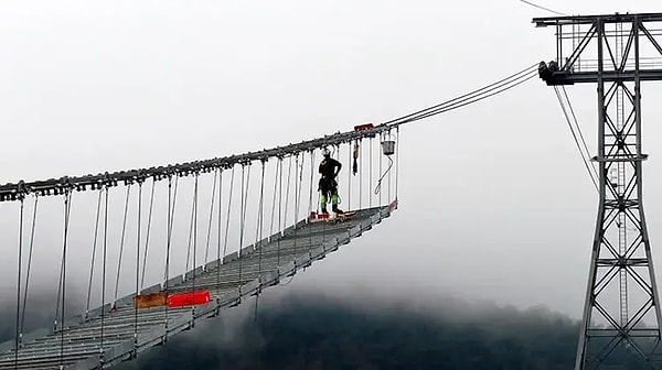 Türkiye’nin en büyük, Avrupa’nın ise sayılı teleferik hatlarından biri olan Olympos Teleferik, yeni sezon öncesi "ağır bakım" sürecini başarıyla tamamladı.