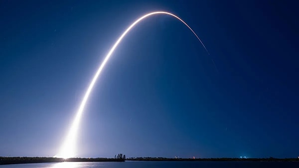 Ocak 2025'te Firefly ve ispace’e ait Ay iniş araçlarını uzaya taşıyan SpaceX Falcon 9 roketinin 13,8 metre uzunluğundaki üst kademesi (2025-010D), görevini tamamladıktan sonra uzayda başıboş kalmıştı.