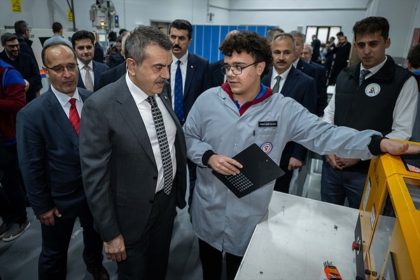 Bakan Tekin, "Maarifin Kalbinde Marifetli Gençlik" temasıyla 81 ilde mesleki ve teknik ortaöğretim kurumlarında mayıs ayı boyunca gerçekleştirilecek etkinlikler kapsamında ziyaret ettiği Teknopark Ankara İvedik OSB Mesleki ve Teknik Anadolu Lisesinde gazetecilerin sorularını yanıtladı, değerlendirmelerde bulundu.