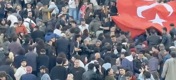 Yürüyüşteki öğrencilerin sloganlarla karşılık vermesi üzerine iki grup arasında tansiyon yükseldi.