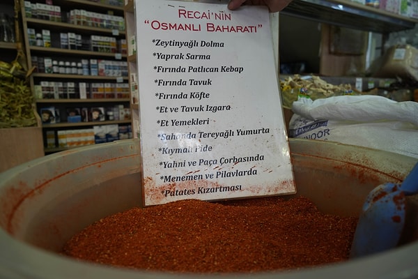 İçeriğinde safran, reyhan, kişniş, fesleğen, köri ve yenibahar gibi 29 farklı bitkiyi barındıran bu karışım, mutfağın her alanında kendine yer buluyor.