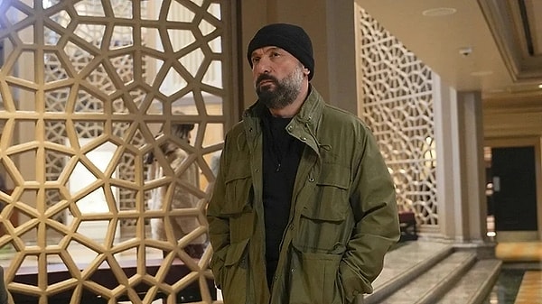 Eşref Rüya yayın hayatına devam ederken geçtiğimiz akşam yayınlanan son bölümde beklenmedik bir veda yaşandı. Müslüm karakterine hayat veren Tolga Tekin diziden ayrıldı.