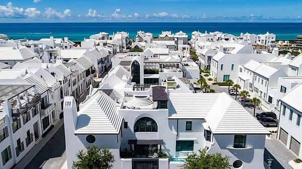 Alys Beach tek renkli görüntüsüyle ilk anda dikkat çekiyor